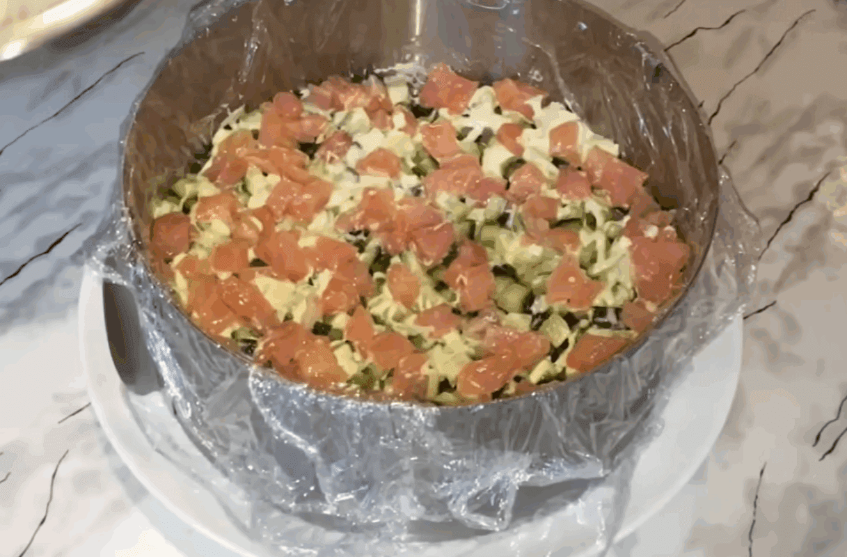 Рецепт смачного і ніжного суші-салату Філадельфія без крабових паличок