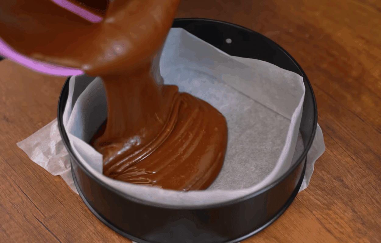 Рецепт пухкого і вологого шоколадного пирога без яєць і масла