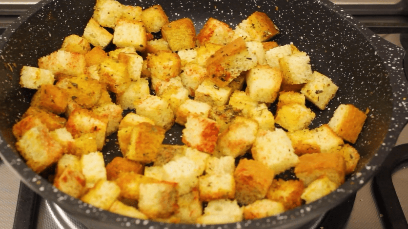 Рецепт дуже смачного і вишуканого салату з простих продуктів на святковий стіл