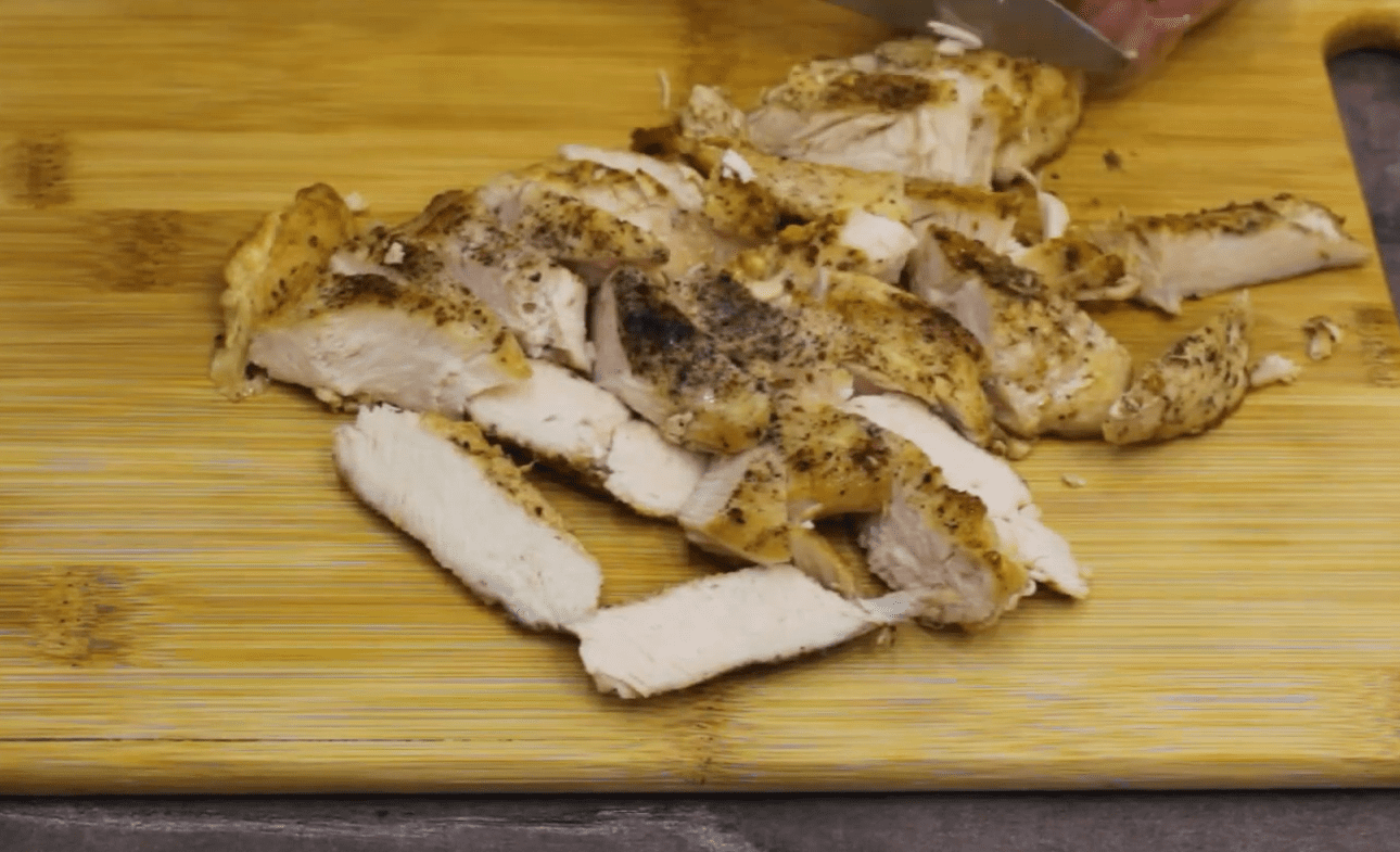 Рецепт дуже смачного і вишуканого салату з простих продуктів на святковий стіл