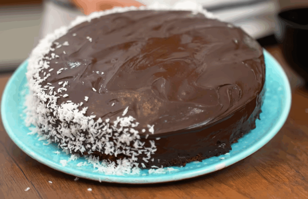 Рецепт пухкого і вологого шоколадного пирога без яєць і масла