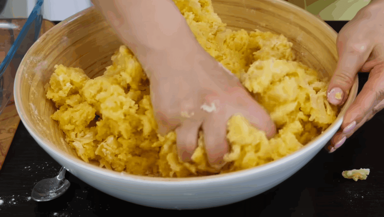 Кулінари розповіли, як приготувати смачні і ситні котлети з картоплі