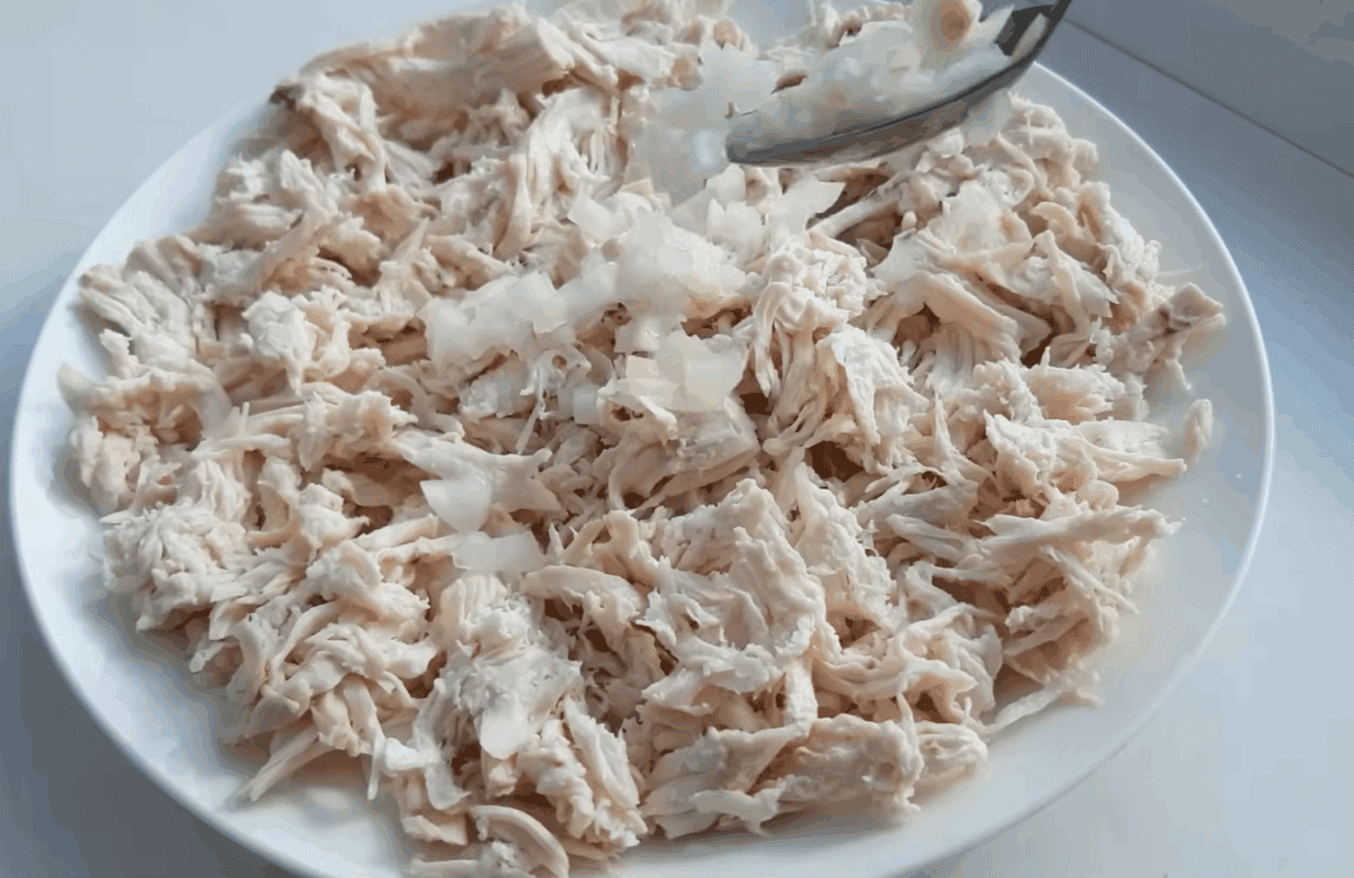 Рецепт смачного і соковитого салату з куркою і сиром