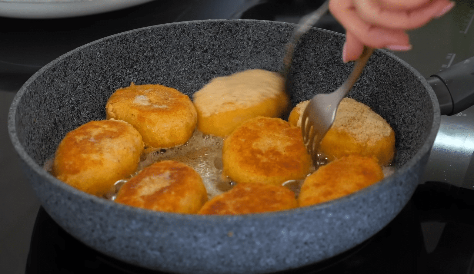 Кулінари розповіли, як приготувати смачні і ситні котлети з картоплі