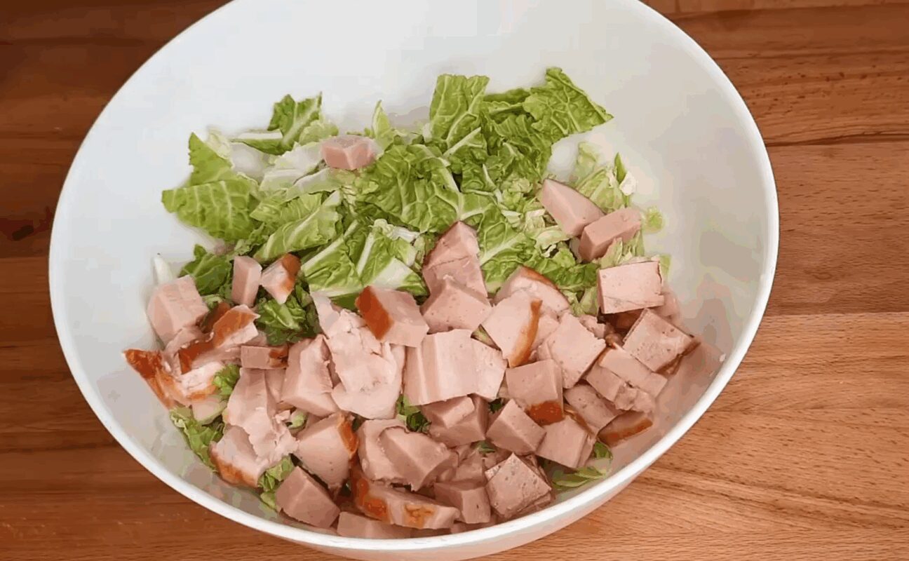 Рецепт смачного і свіжого салату з пекінською капустою