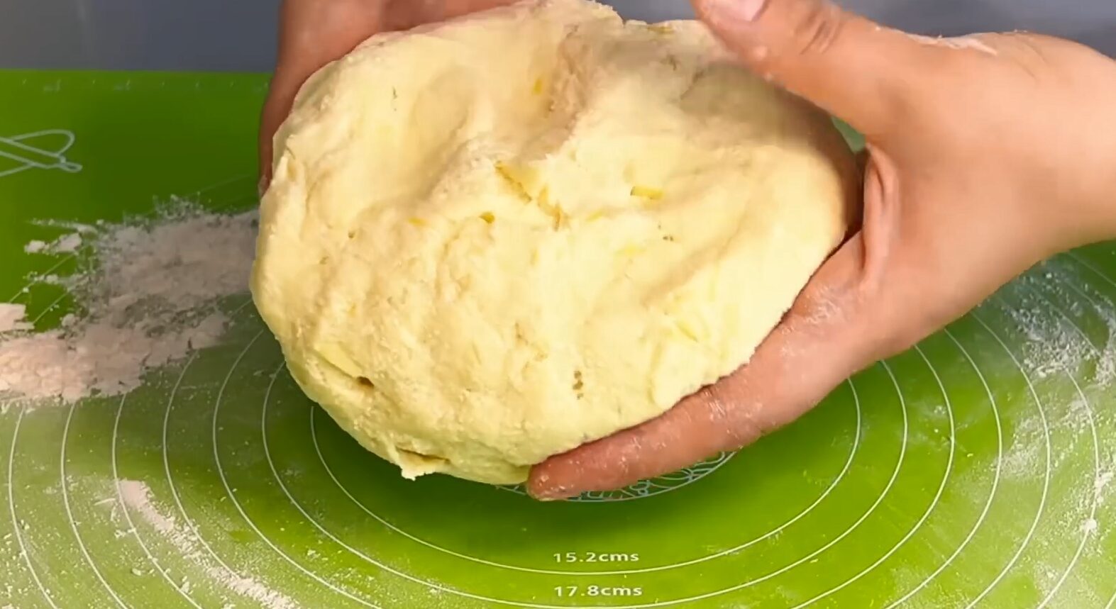 Рецепт швидких і смачних сирних булочок до чаю