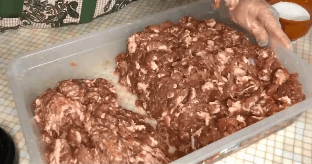 Кулінари розповіли, як приготувати смачну домашню ковбасу без кишки