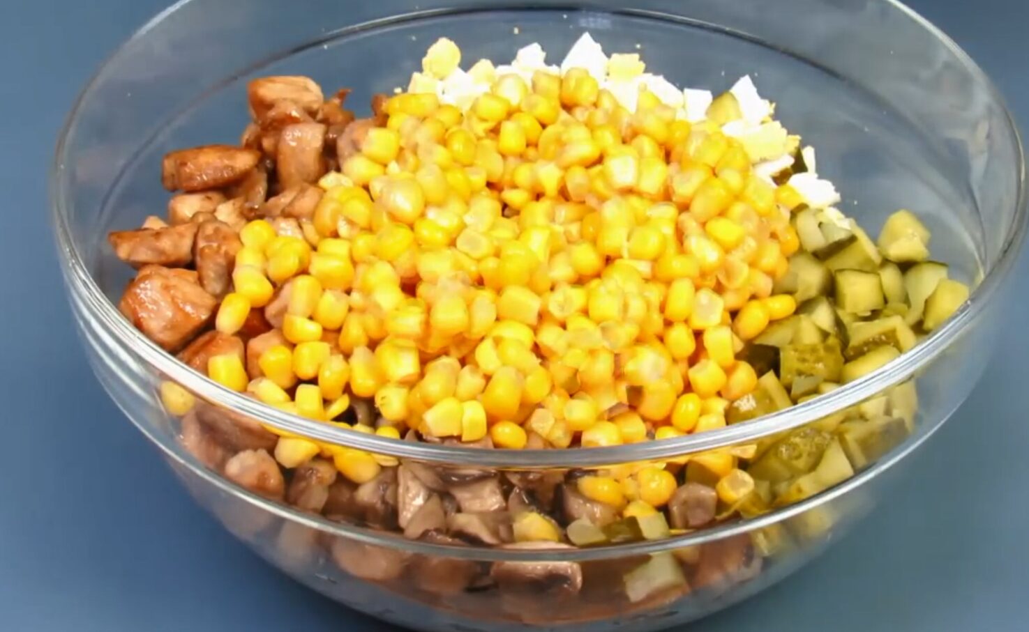 Рецепт смачного святкового салату з куркою і кукурудзою