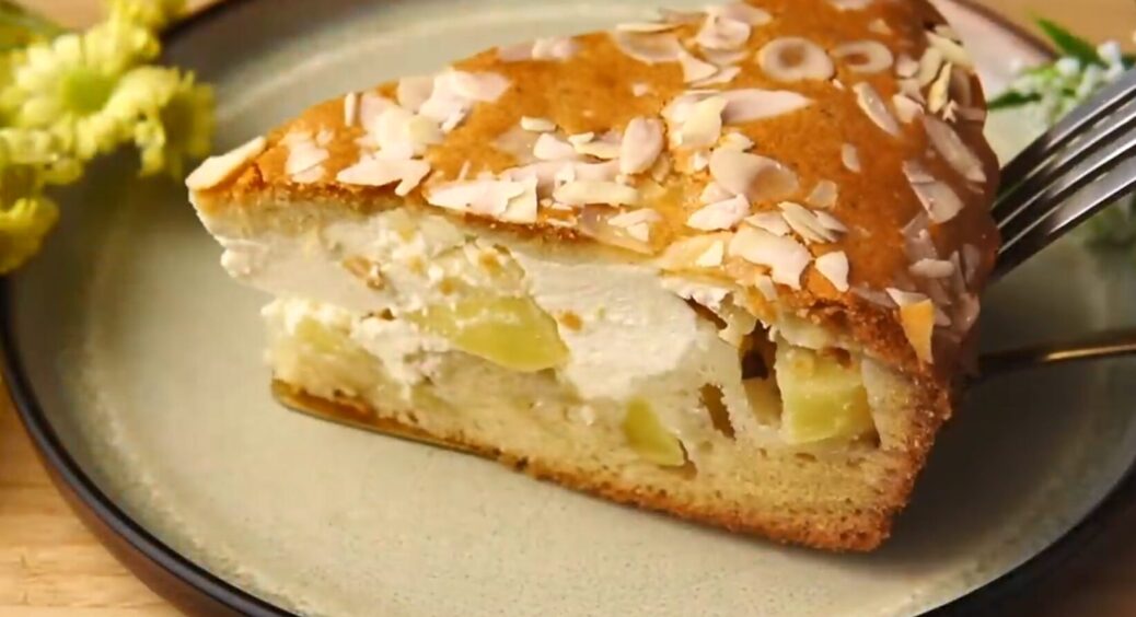 Ріжу яблука, і карамелізую: 20 хвилин – і ніжний торт БЕЗ ВИПІЧКИ вже на столі 