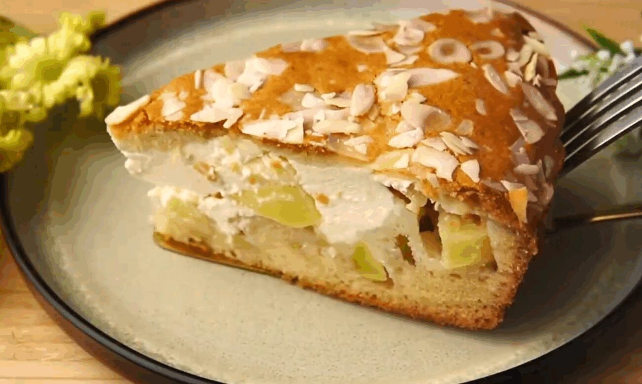 Кулінари поділилися рецептом смачного яблучного пирога на молоці