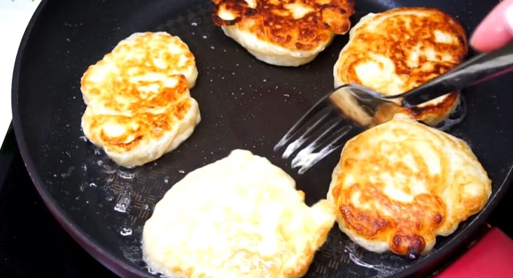 Яблука, 5 хвилин часу і вся сім’я сита: цей рецепт сніданку я привезла з Одеси – яблучні оладки 