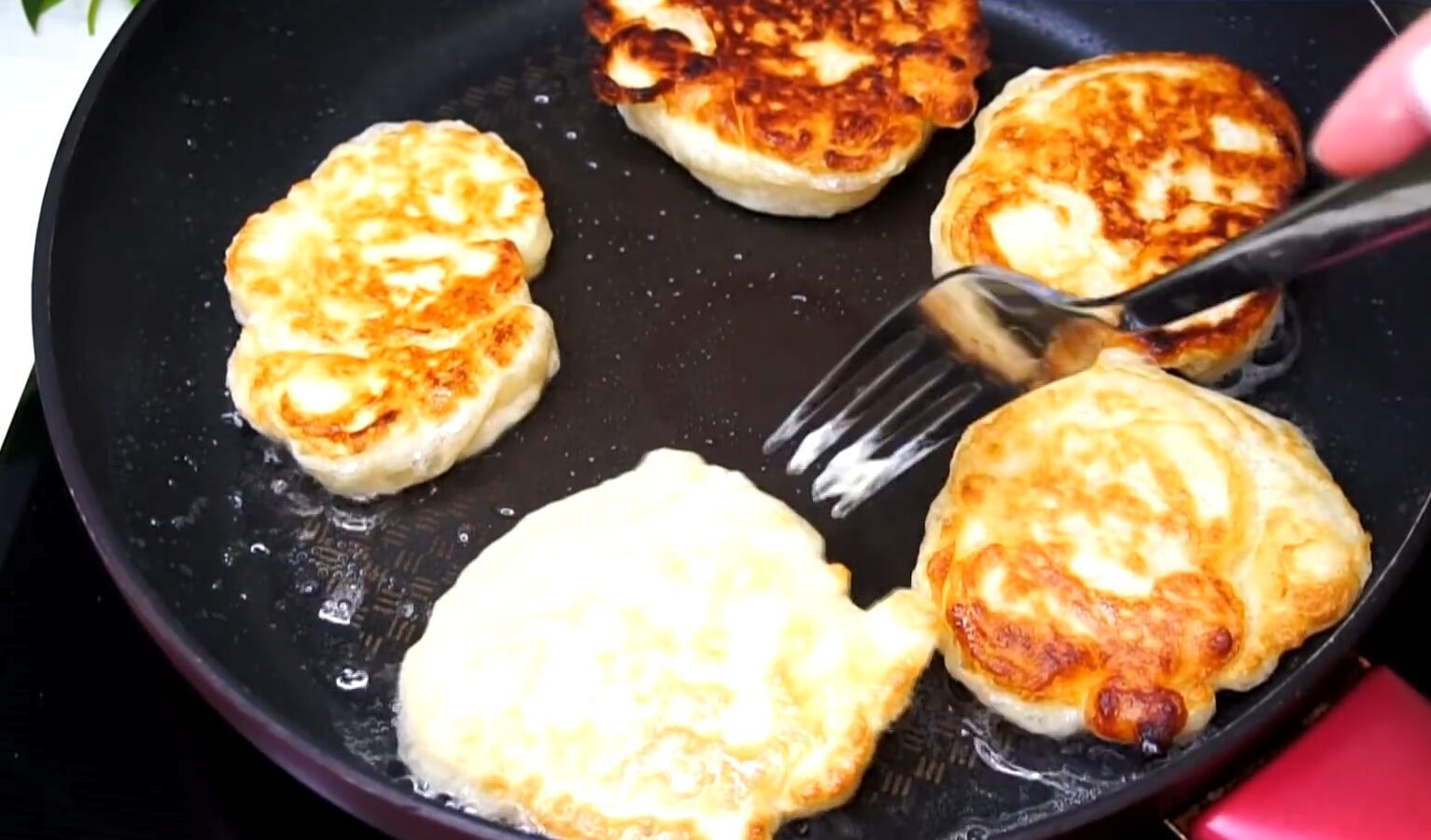 Кулінари розсекретили простий та бюджетний рецепт яблучних оладок на сніданок