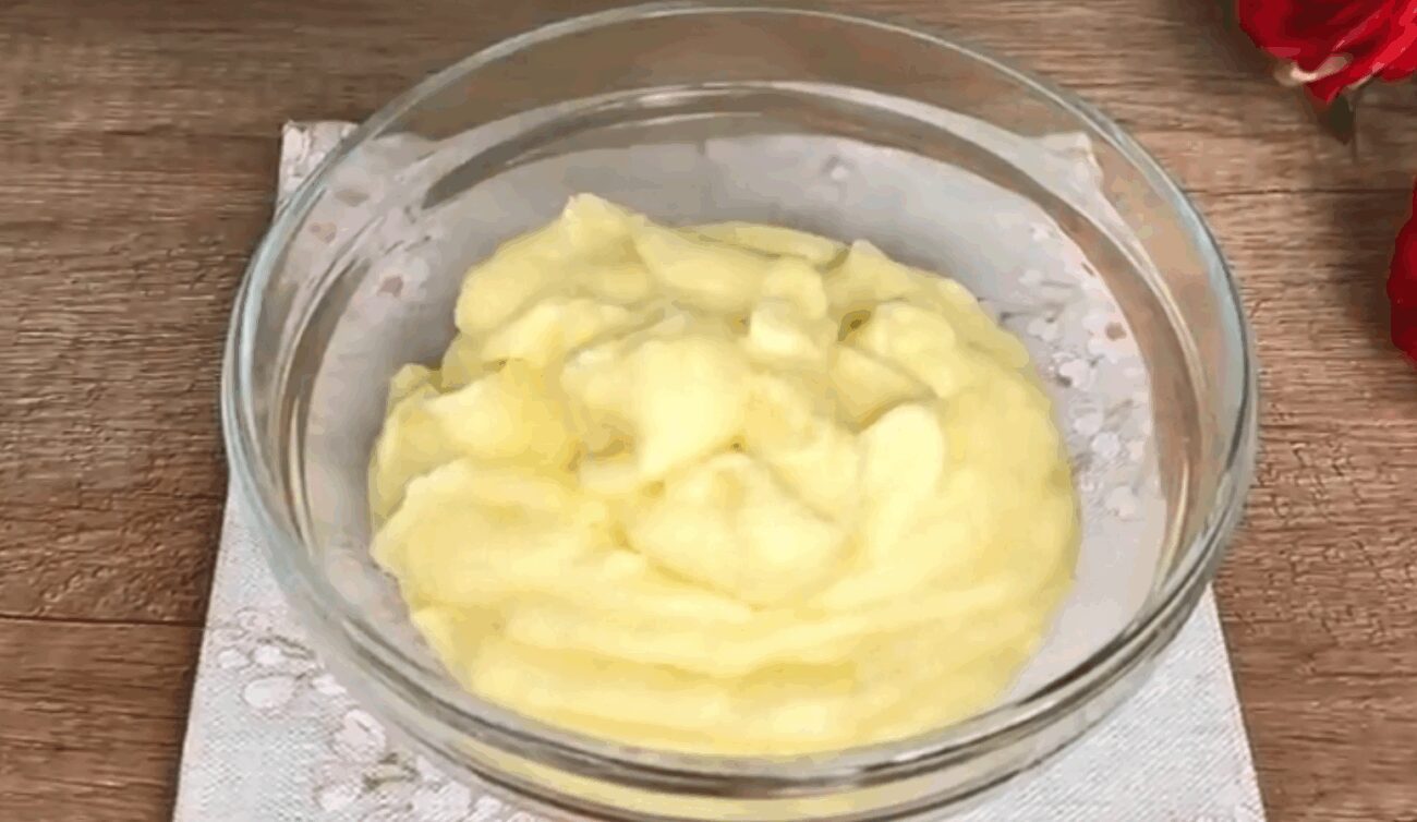 Рецепт простого і смачного рулету із заварним кремом