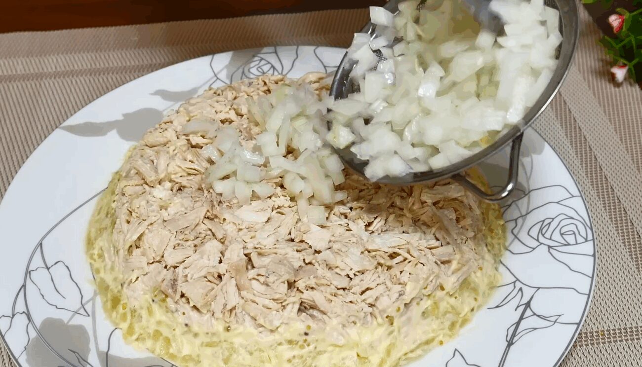 Рецепт смачного святкового салату з куркою і сиром