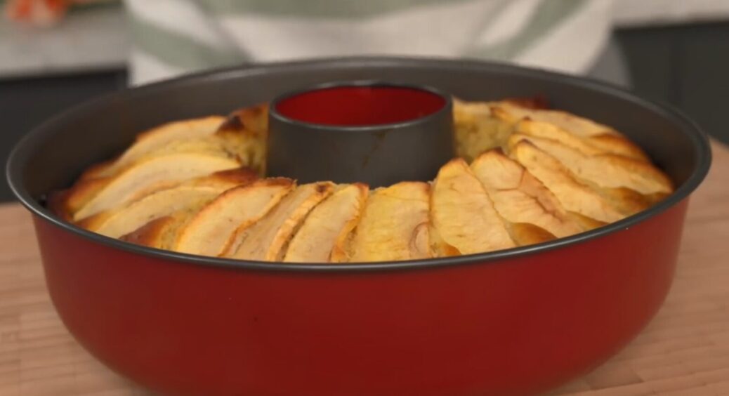 Соковитий пиріг у духовці із 2-х яблук — ніжний і дуже простий: діти аж у духовку заглядають 