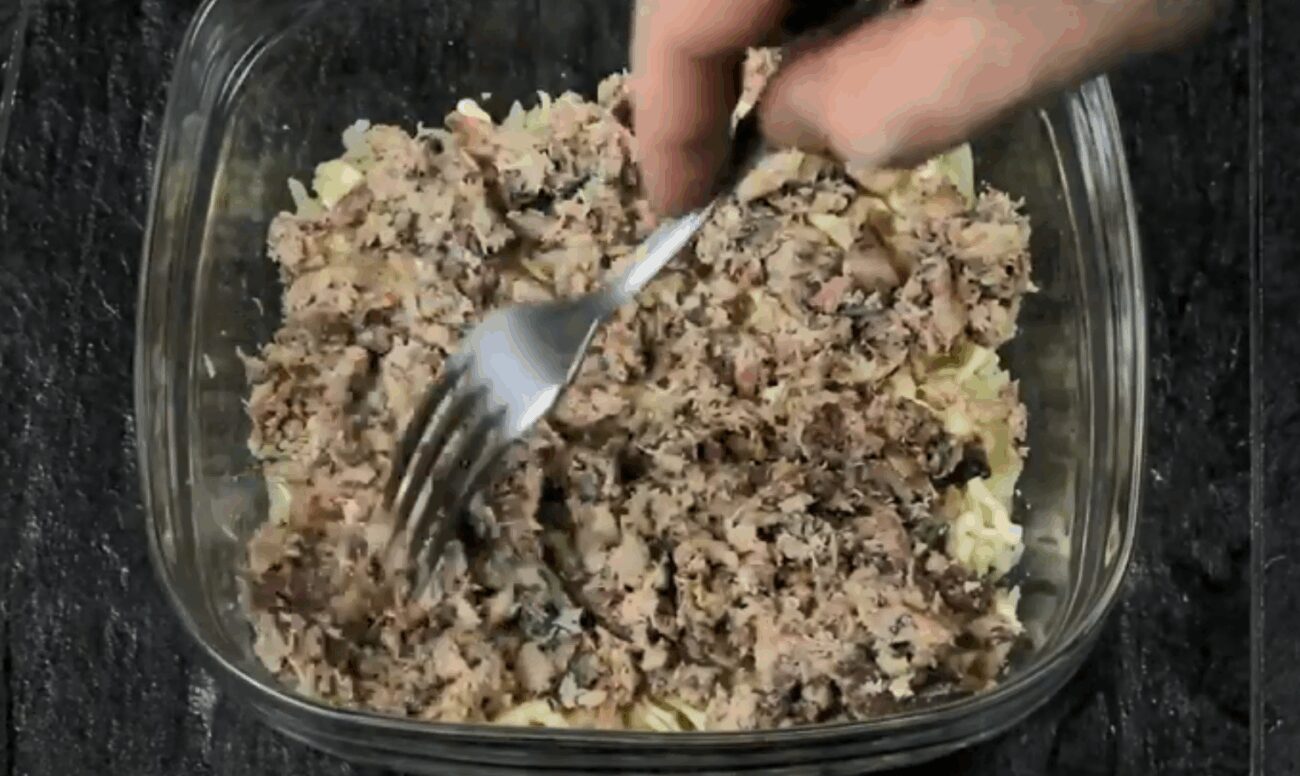 Рецепт смачного і соковитого салату з сардинами