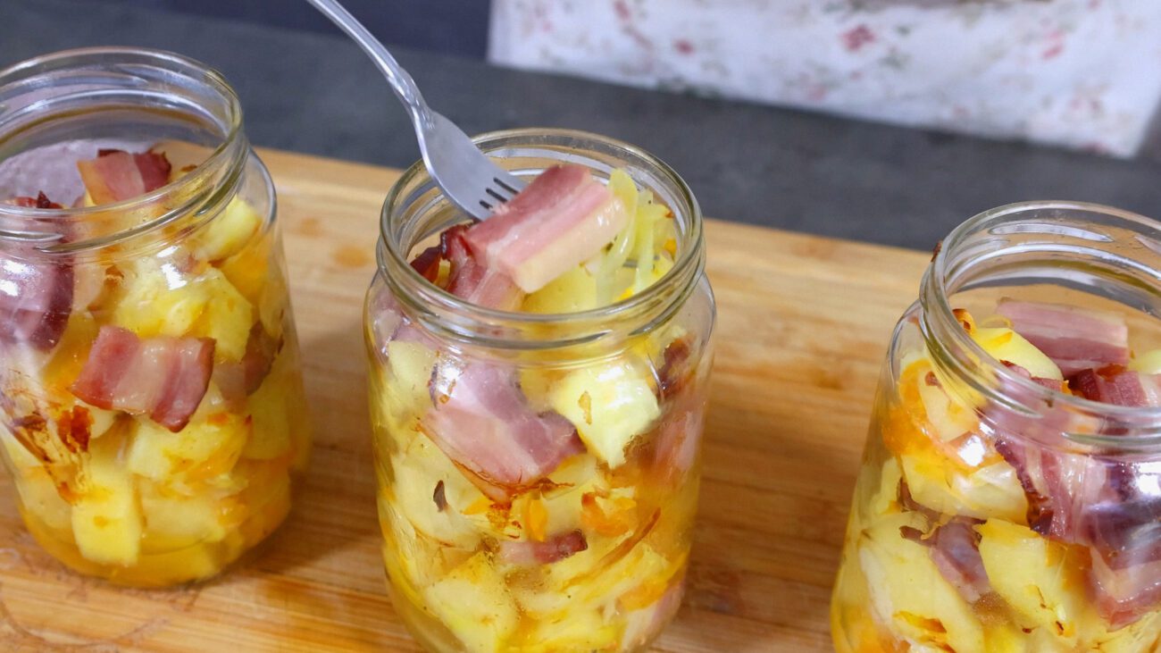 Кухарі показали, як приготувати смачну запечену картоплю у півлітрових банках