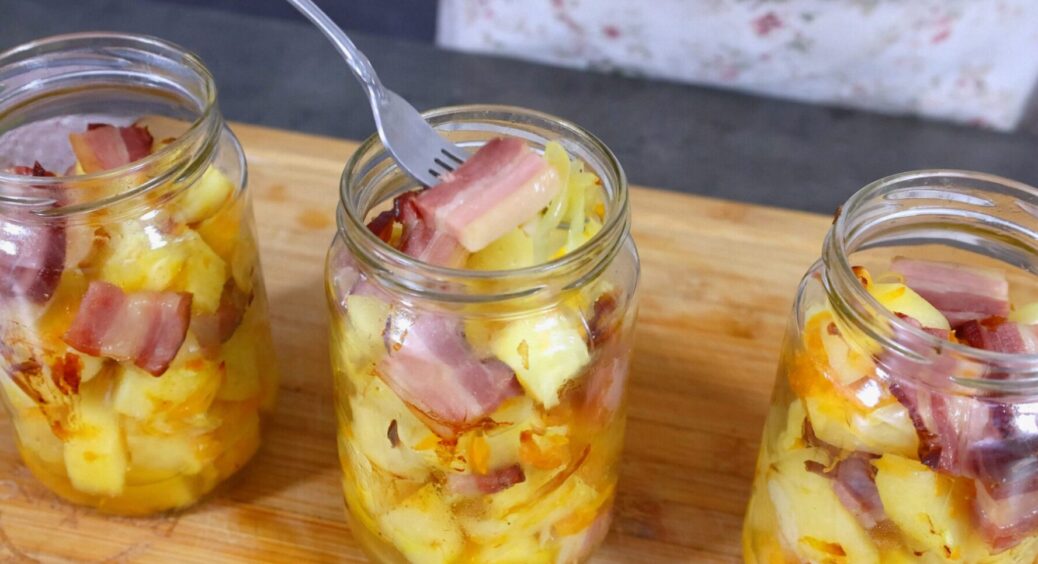 Просто покладіть картоплю у 0.7 л банку: найсмачніша вечеря без сковорідки, каструлі та олії 