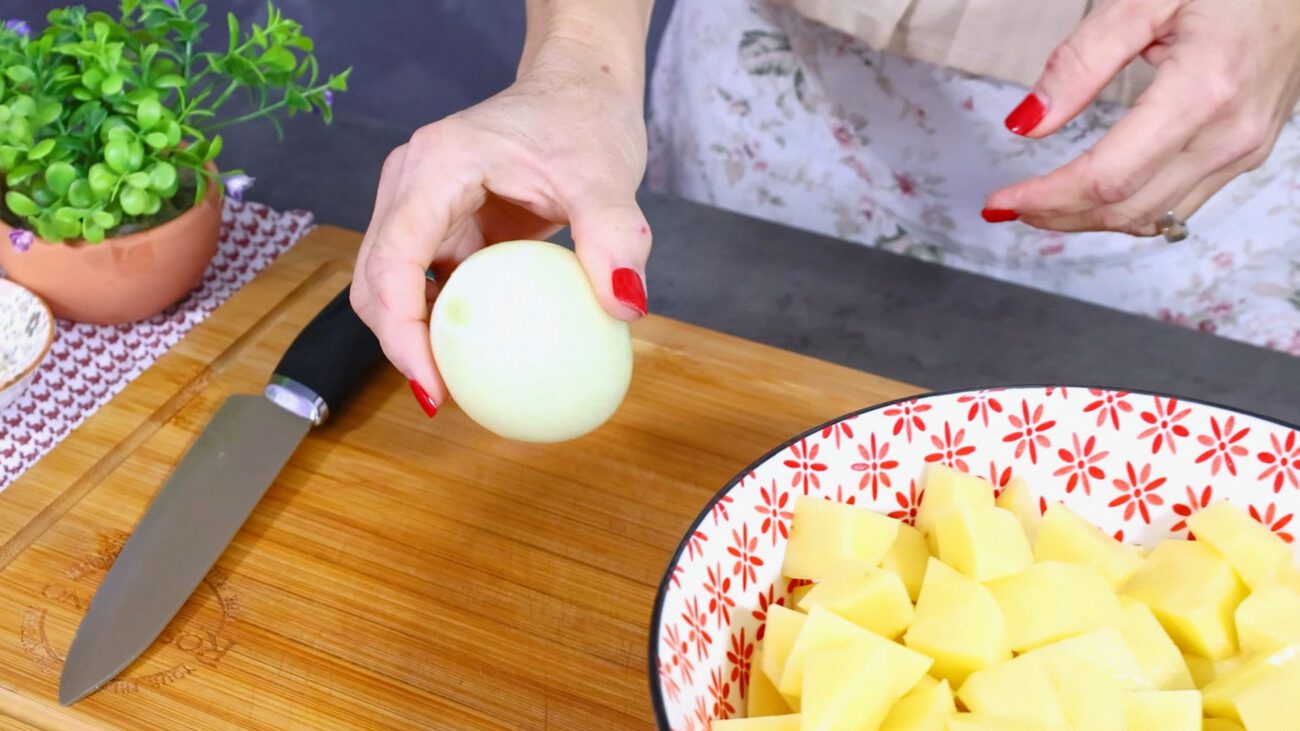 Кухарі показали, як приготувати смачну запечену картоплю у півлітрових банках