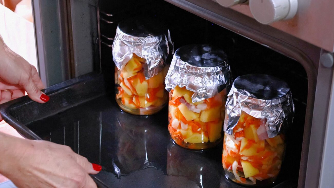 Кухарі показали, як приготувати смачну запечену картоплю у півлітрових банках