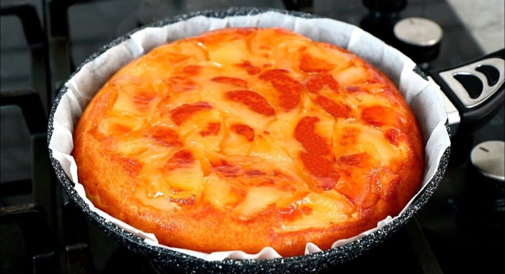 Молода господиня з Черкас поділилася рецептом пирога на сковороді за 15 хвилин: пухкий як пух 