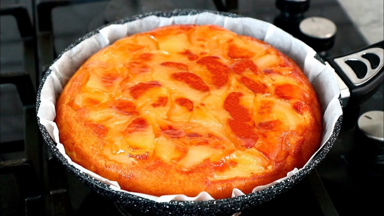 Кулінари розповіли, як приготувати смачний пиріг на сковороді за 15 хвилин
