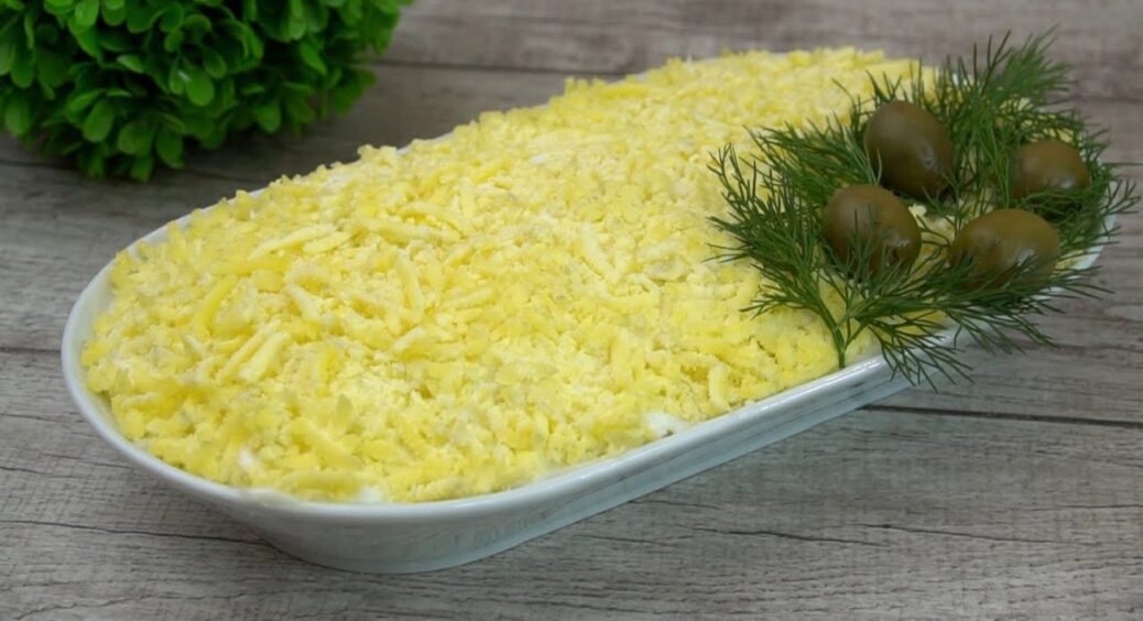 Достойний конкурент “Мімозі”: рибний салат “Хризантема” — гості вистроюються в чергу за ним 