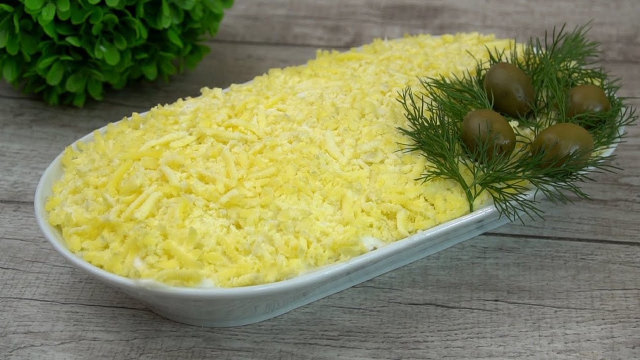 Кулінари поділилися рецептом нового рибного салату Хризантема