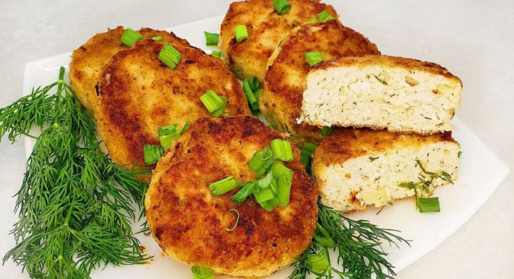 Котлети будуть соковитими навіть з сухої курятини: натираю в фарш 1 картоплину + шматочок масла 