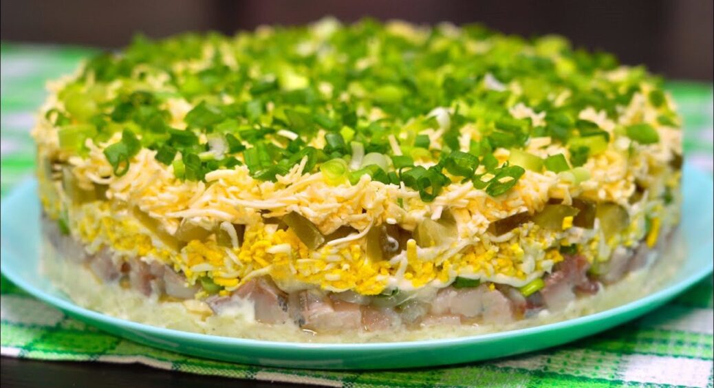 Готуємо салат з оселедця – не “Шуба”: ось що можна приготувати – і до картоплі, і просто так 