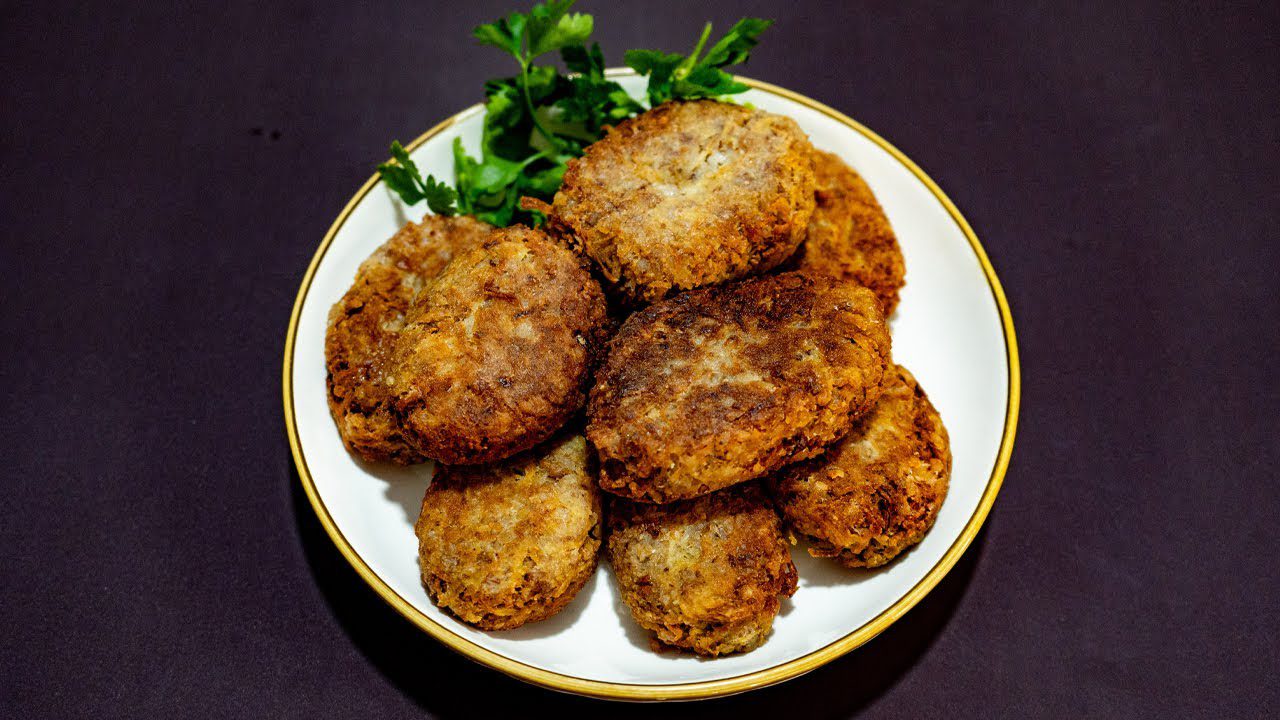 Кулінари розповіли, як приготувати соковиті котлети без хліба та яєць