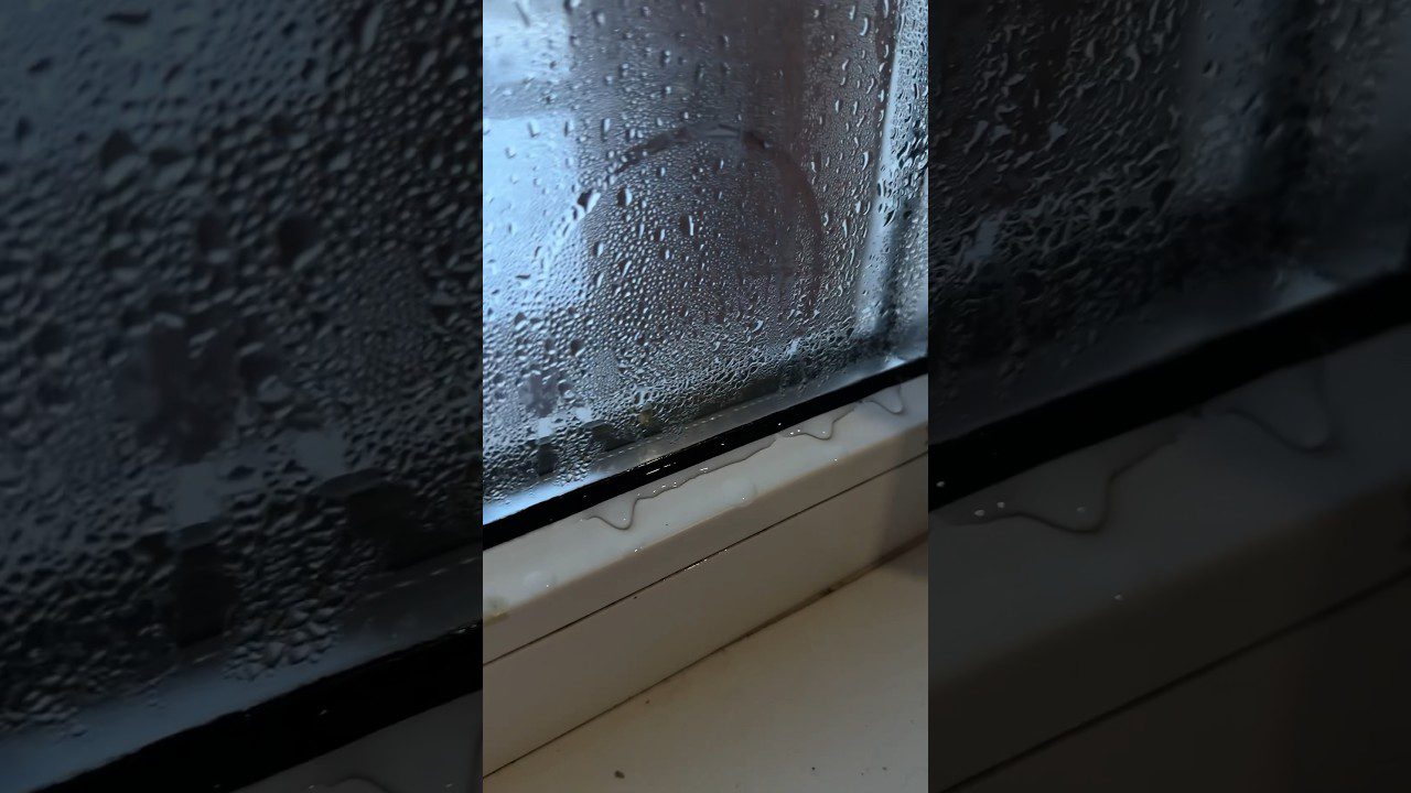 Експерти розповіли, чому взимку пітніють вікна і що з цим робити