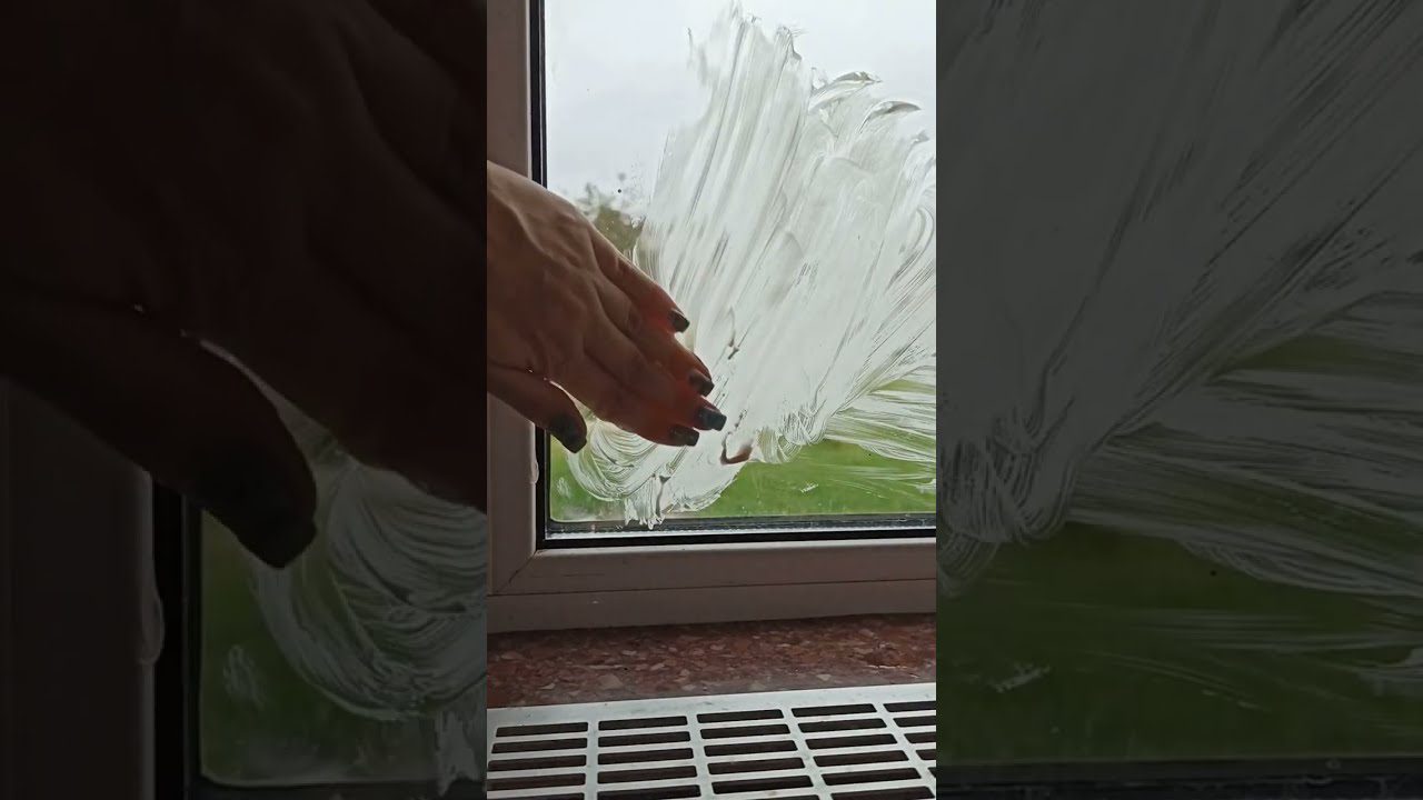 Експерти розповіли, чому взимку пітніють вікна і що з цим робити