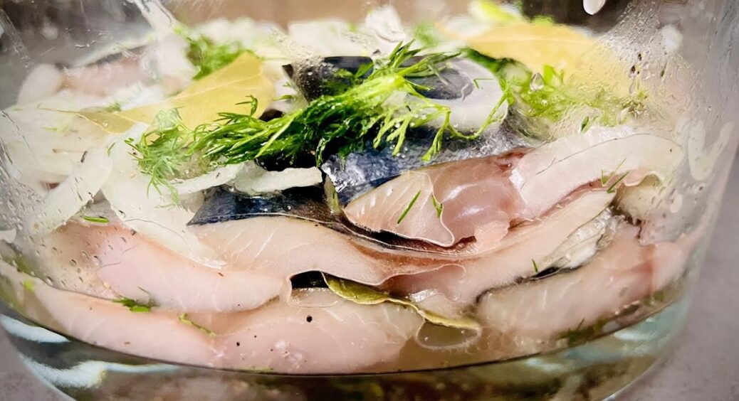 Коштує копійки, а смак – на мільйон: засолюємо нереально смачну скумбрію без банки 