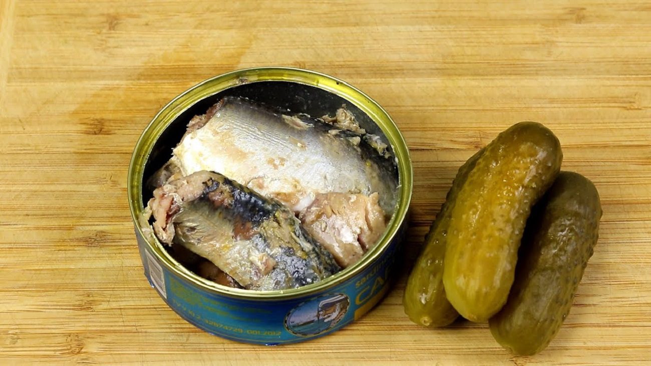 Рецепт смачного і соковитого салату з сардинами