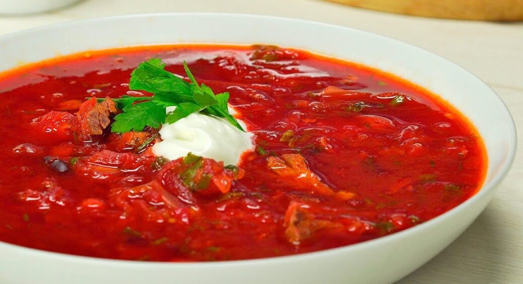 Мій борщ не втрачає колір, бо додаю цей інгредієнт під час пасерування буряка, а не в каструлю 