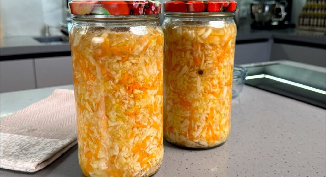 Хрумка квашена капуста за 3 дні: додаю ложку меду замість цукру — процес бродіння йде ідеально 