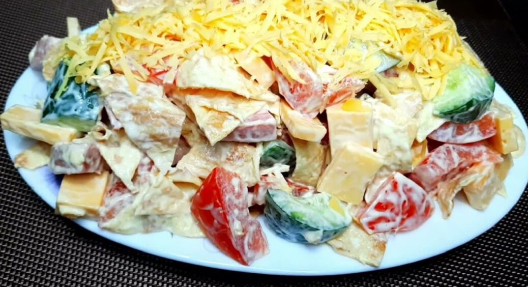 Салат “Феєрія” — всього 5 інгредієнтів і жодного майонезу! А смак — як у дорогому ресторані 