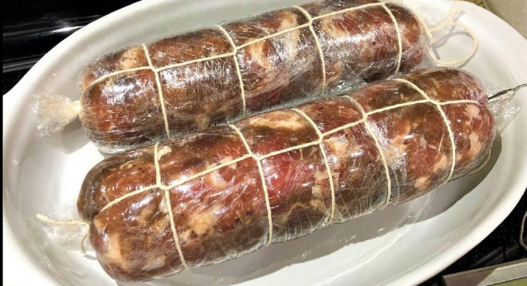 Домашня ковбаса без кишки і м’ясорубки: час приготування напрочуд недовгий — і заморочок 0 