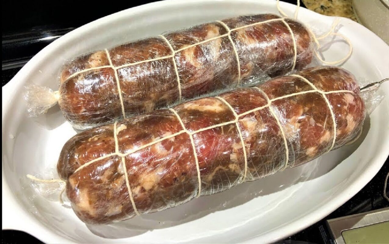 Кулінари розповіли, як приготувати смачну домашню ковбасу без кишки