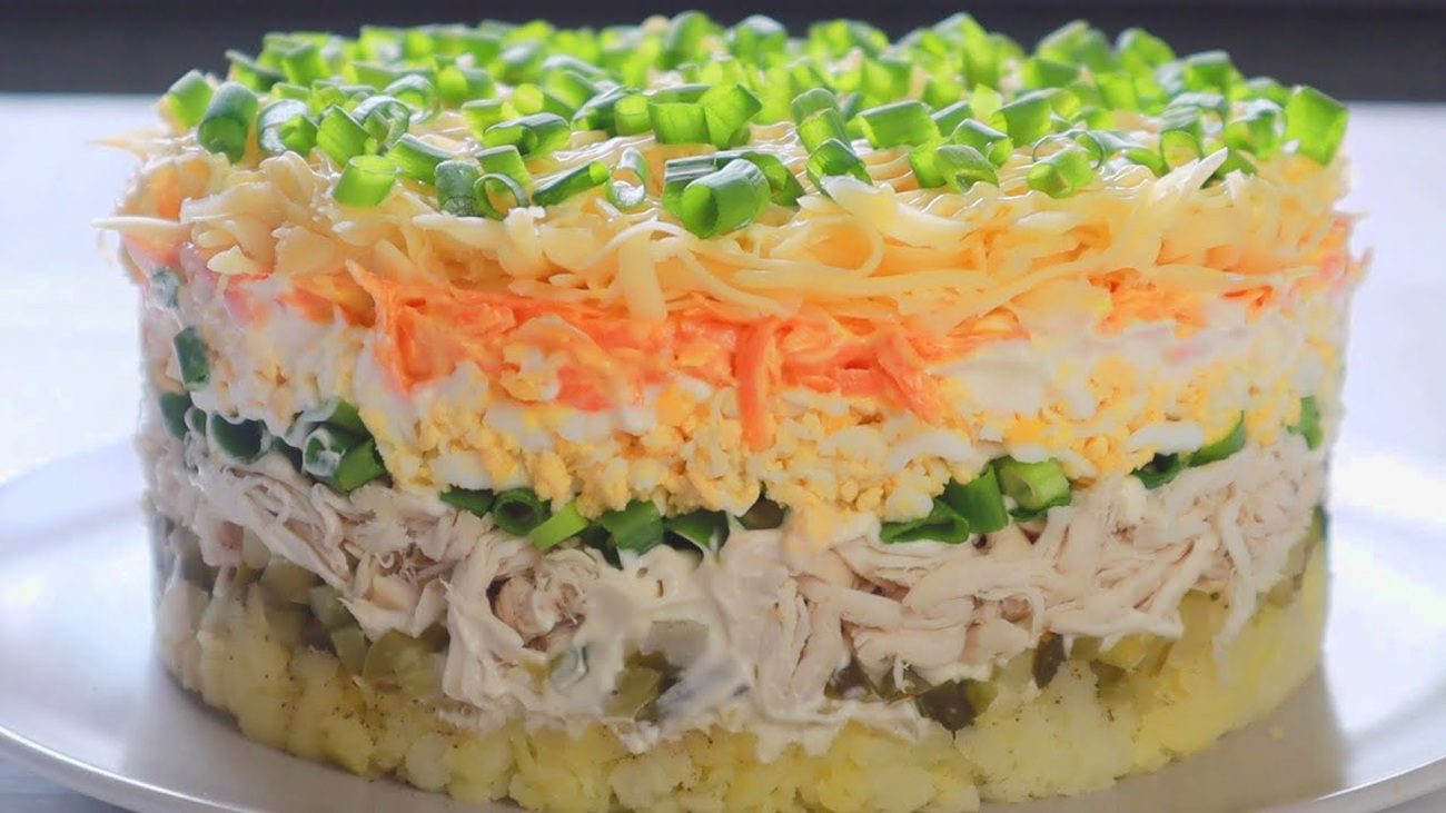 Рецепт смачного і соковитого салату з куркою на святковий стіл