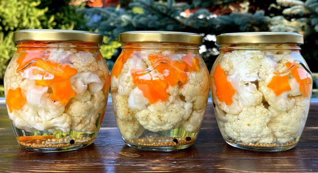 Коли мариновані огірки “приїлися” – заготовлюю в скляній банці цвітну капусту. Смачно! (Рецепт) 
