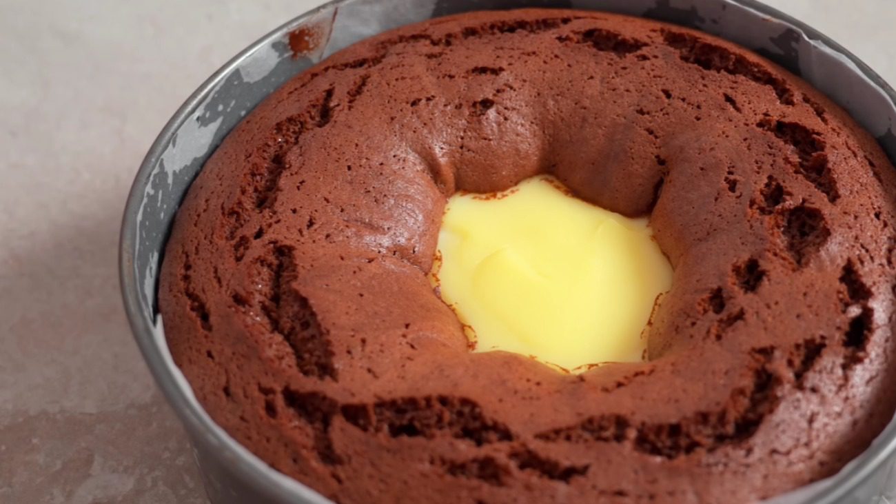 Рецепт пирога Вулкан, який випікається одразу з кремом