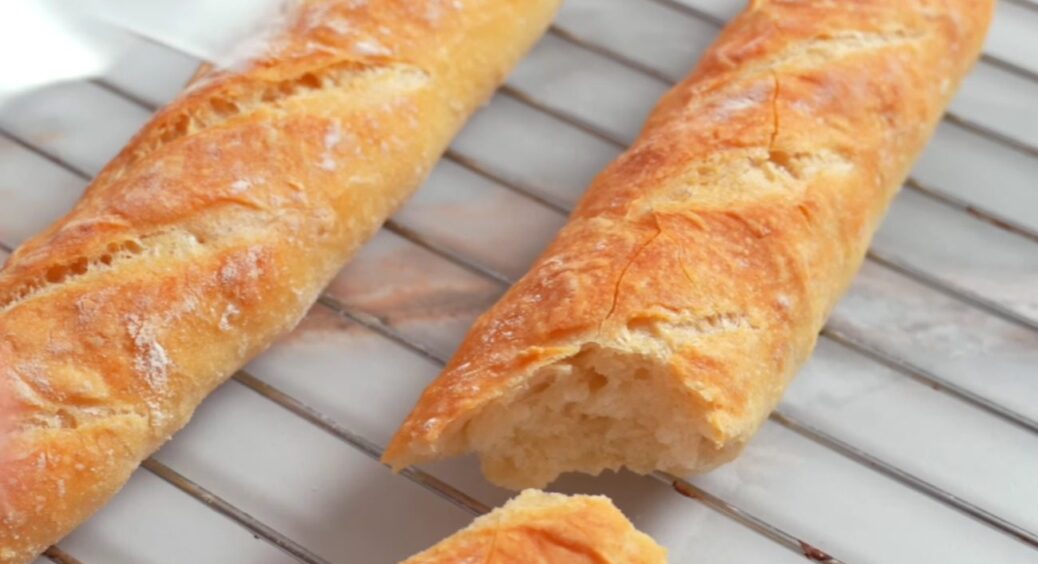 Вода + борошно! Як просто приготувати справжній французький багет вдома – смачніше ніж у пекарні 