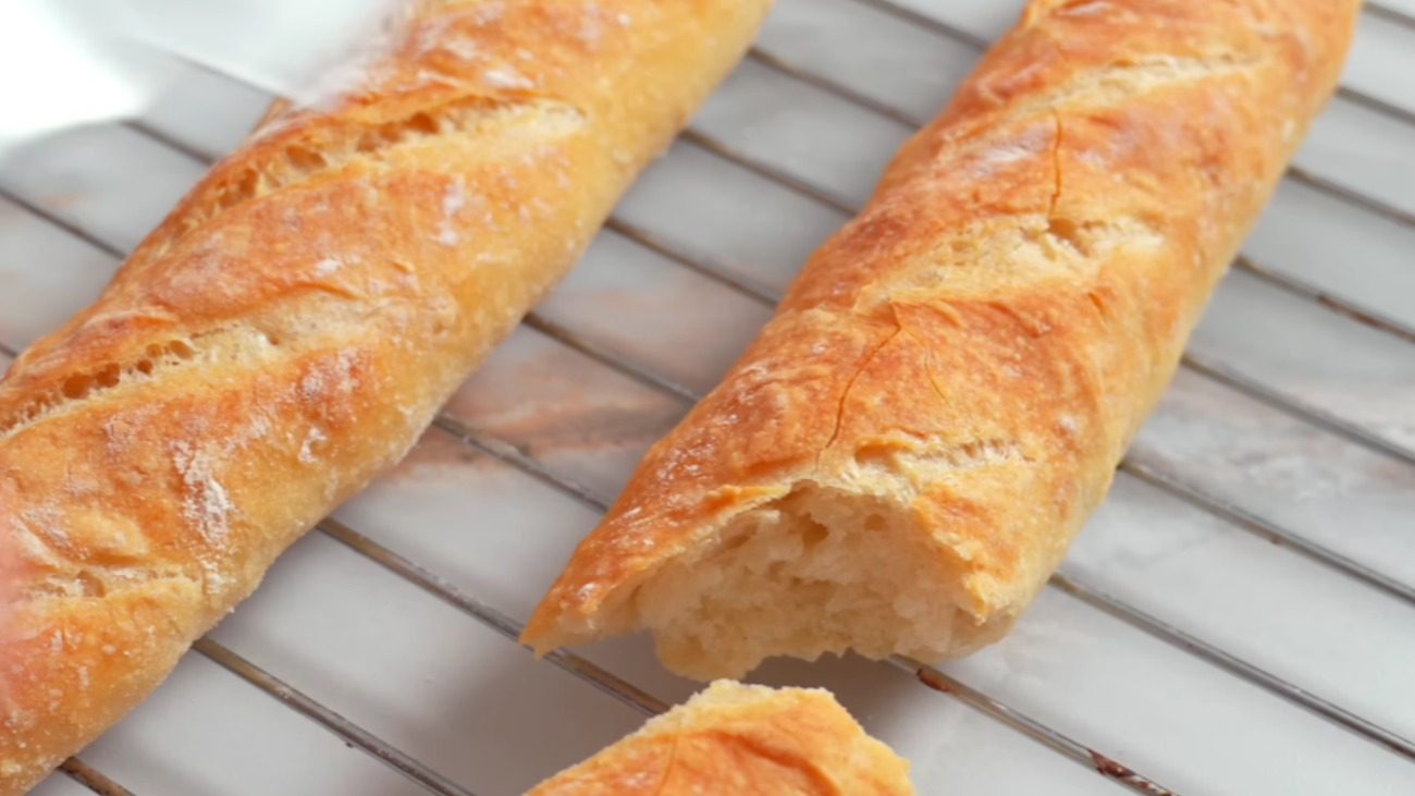 Рецепт справжнього французького багету з хрусткою скоринкою та ніжним м'якушем