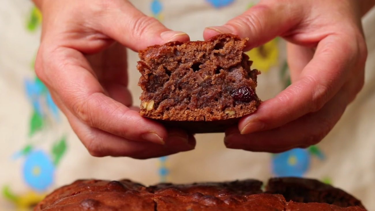 Рецепт ароматного осіннього пирога зі спеціями: без яєць та без масла