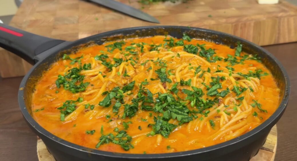 Супер швидкий рецепт на вихідні – 15 хвилин і готово! Таких смачних макаронів ви ще не їли 