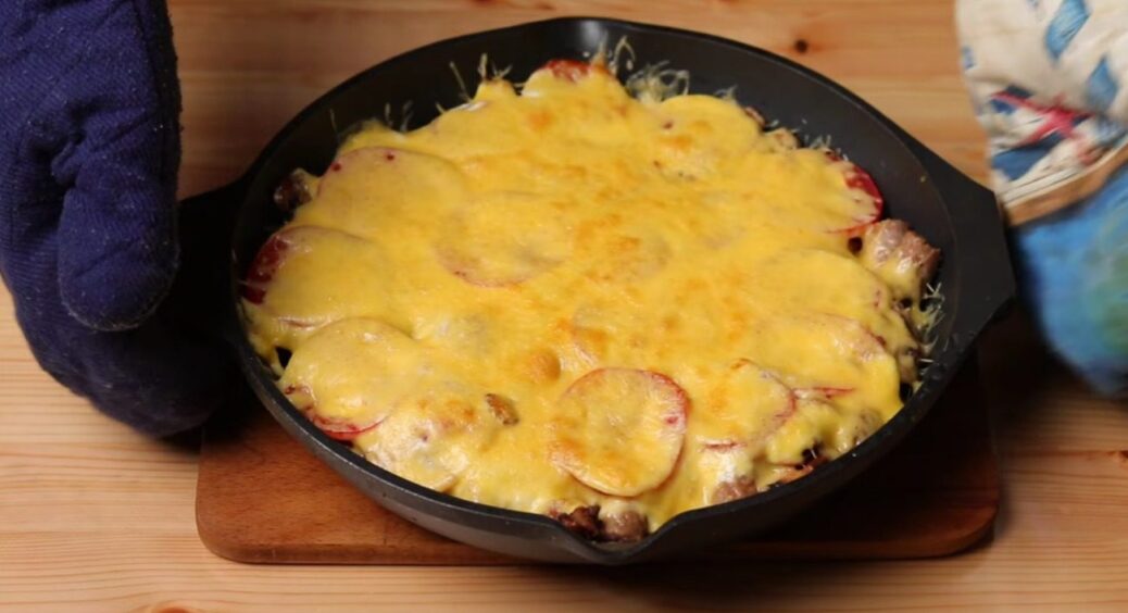 Львівська легенда на сковороді: ситний гарячий салат з відомого ресторану, про який чули всі 