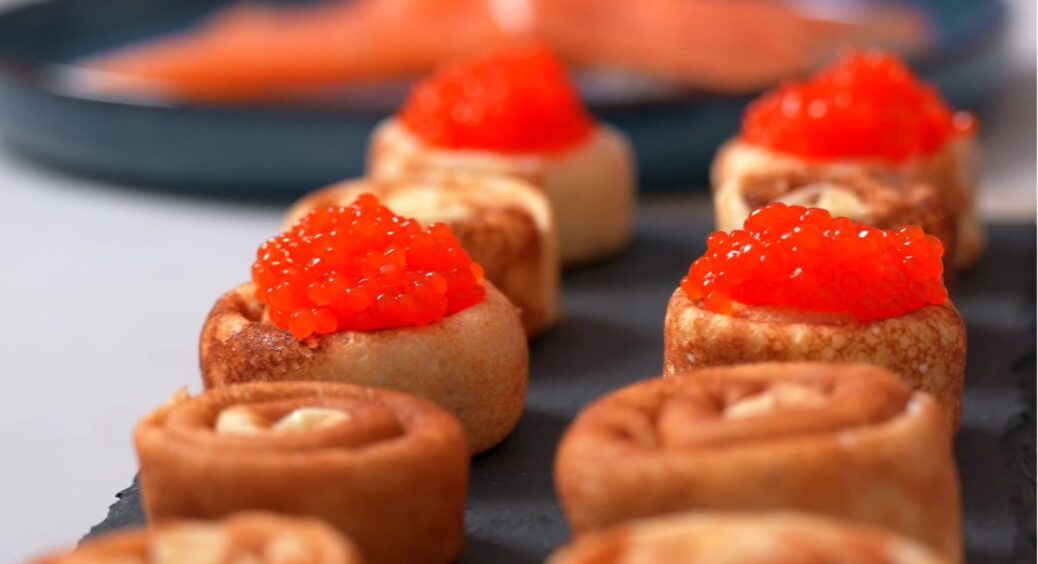 Забудьте про тости та масло: ось як можна подати червону ікру на Різдво та Новий рік по-новому 