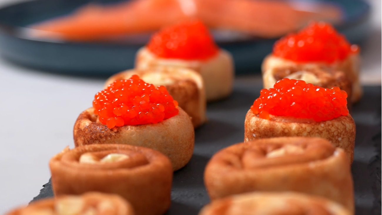 Кулінарка показала, як красиво подати червону ікру та рибу на Різдво та Новий рік